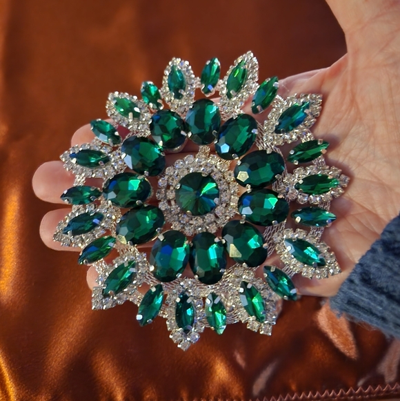 Elegant Large Faux Diamond And Emerald Green Crystal Garment Embelishments. - Picture 3 of 4